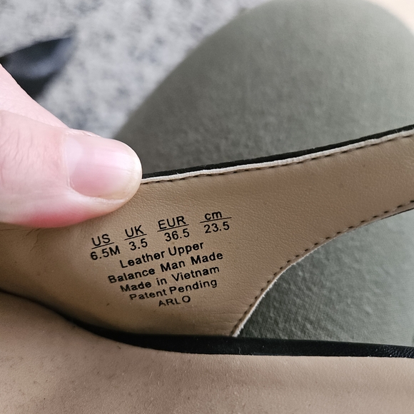 Naturalizer Leather Black Pointed Slingback Pumps - Picture 4 of 4